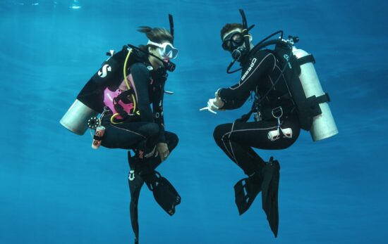 Two scuba divers practicing a hover as part of the PADI Peak Performance Buoyancy course