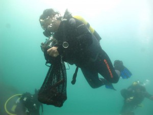 scuba diver collecting trash