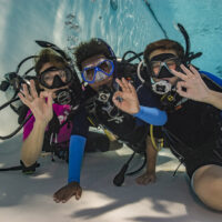Kids learning to scuba dive in a pool