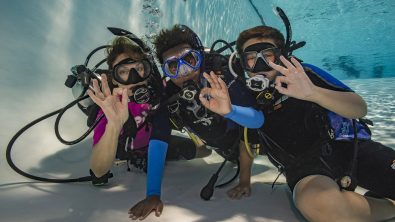 Kids learning to scuba dive in a pool