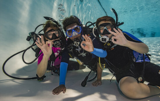 Kids learning to scuba dive in a pool