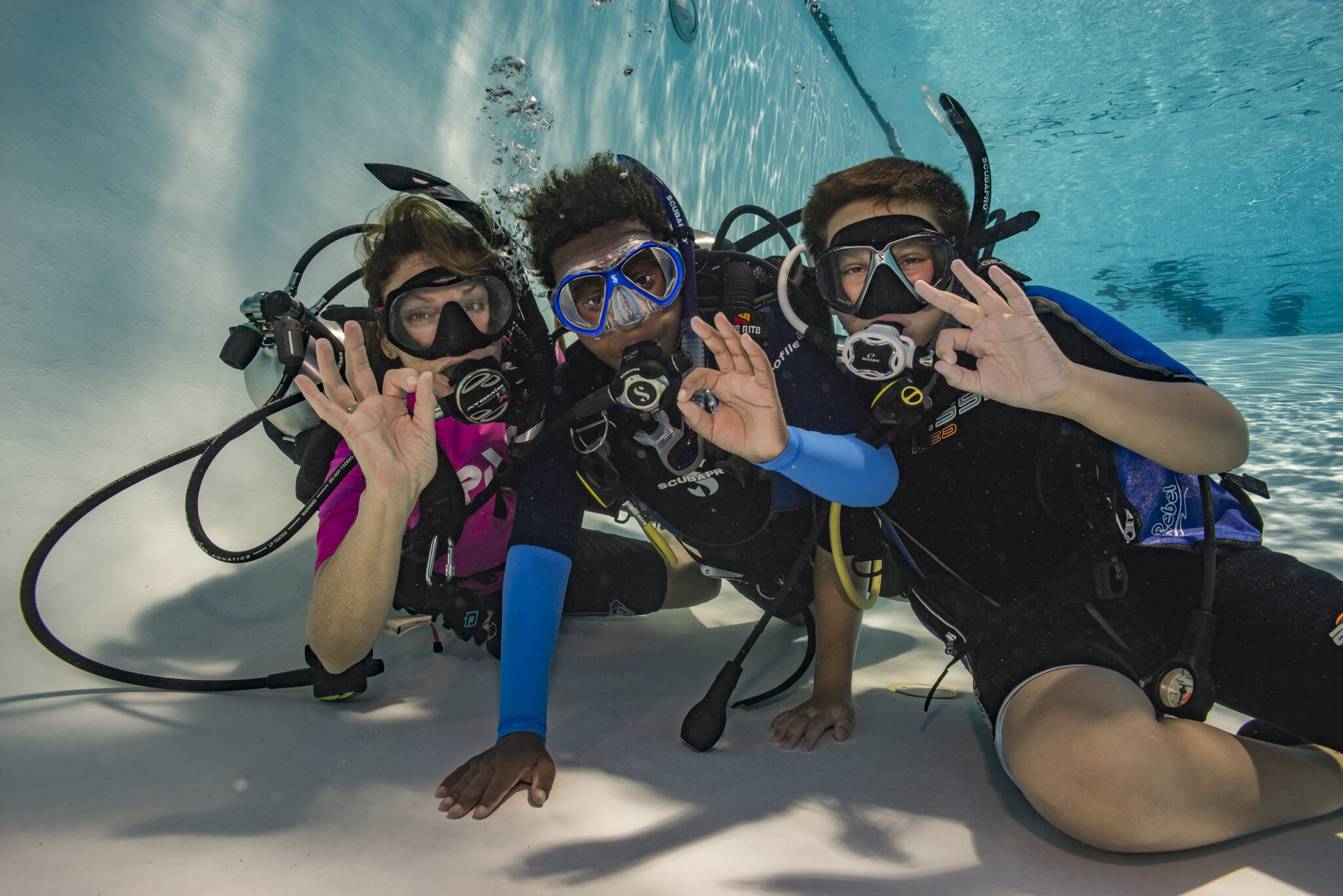 Kids learning to scuba dive in a pool