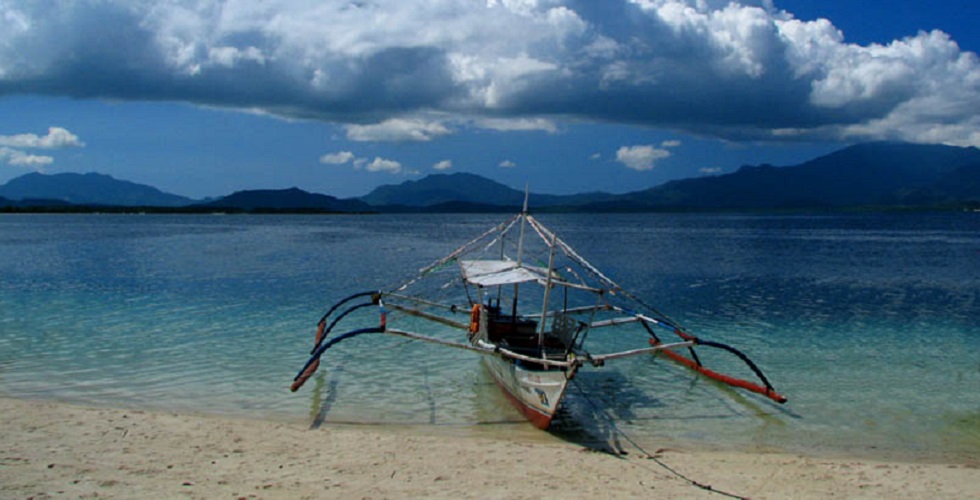 philippines-boat-mindoro-ocean-beach