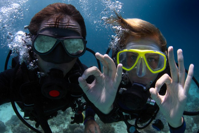 scuba divers ok hand signal underwater 