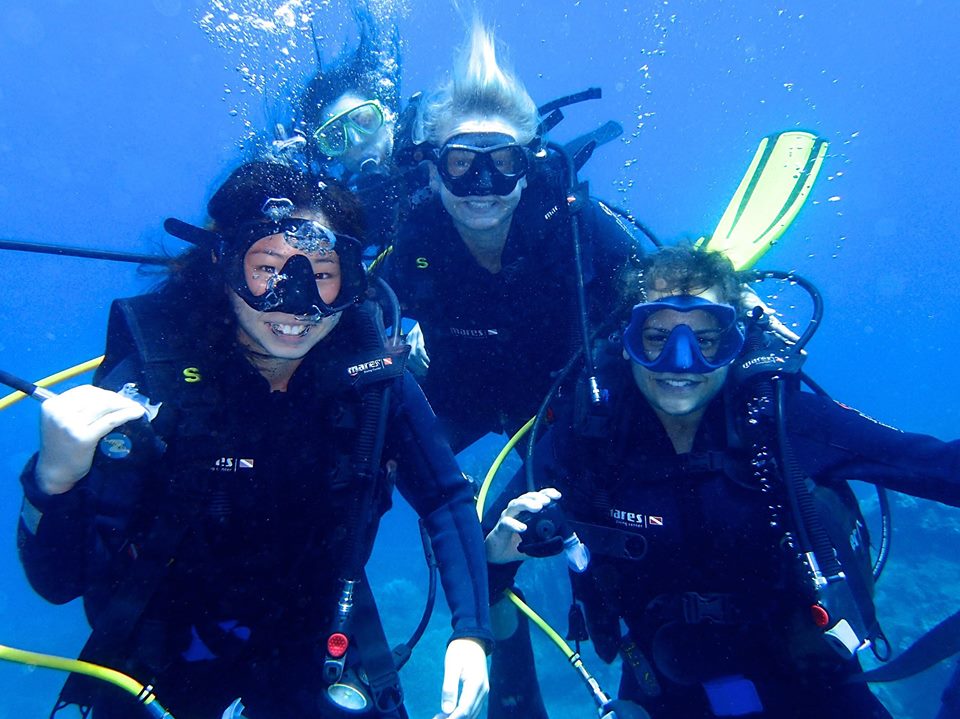 underwater group photo in vietnam