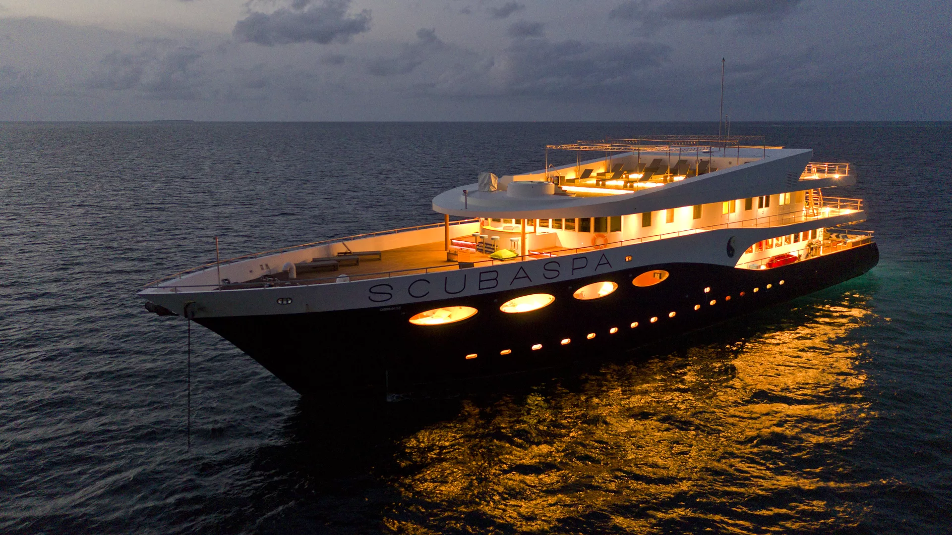 image of the Scubaspa Ying liveaboard at night