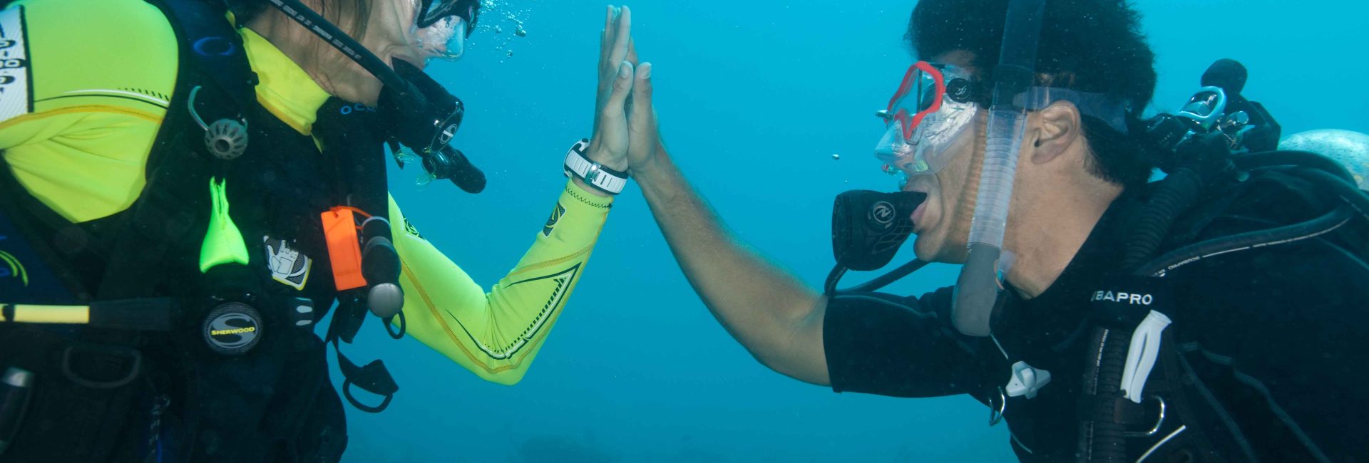 6 Ways to Persuade a Non-Diving Partner to Try Certification