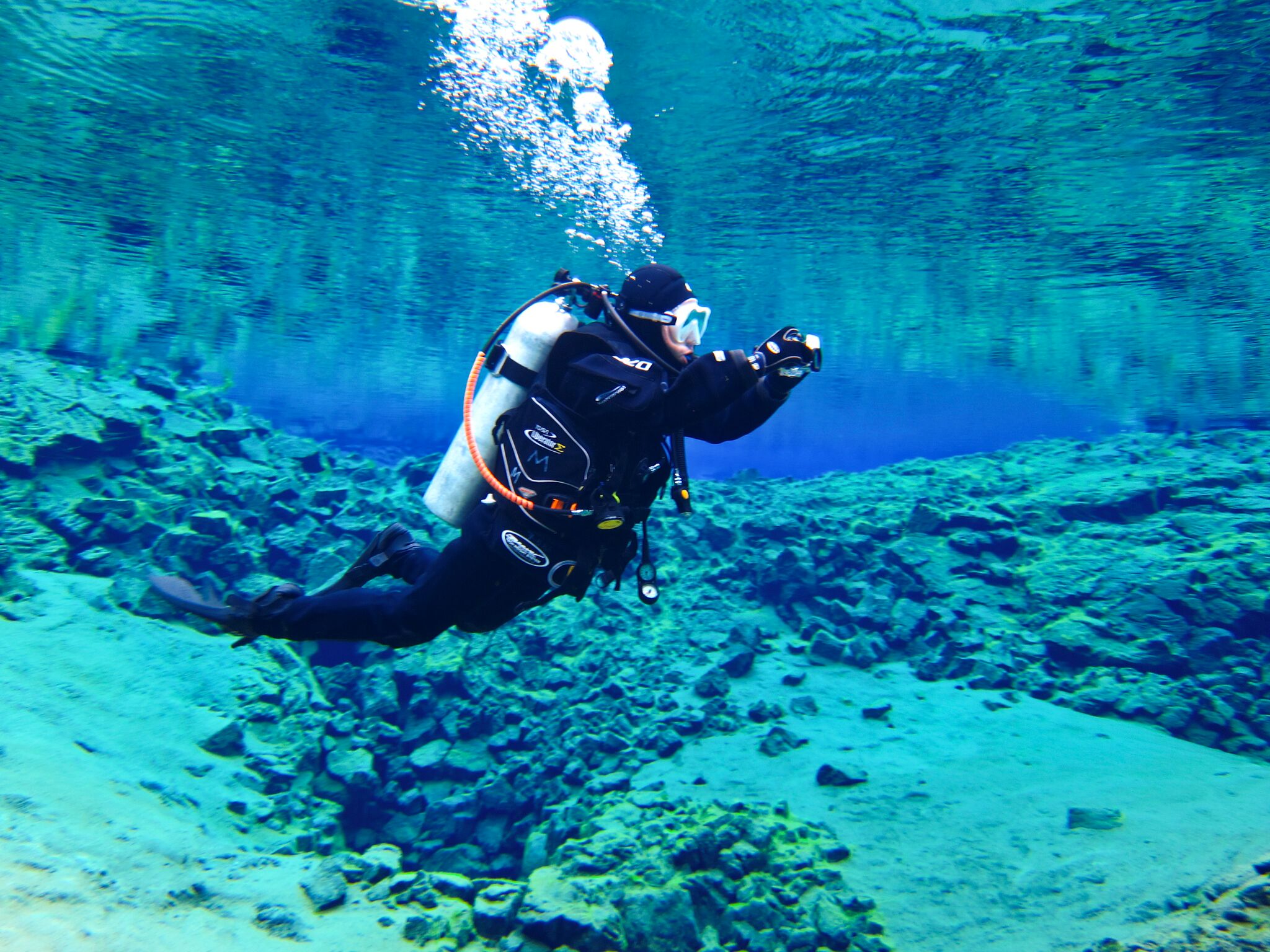 Plongeur dans les eaux froides de l'Islande.  