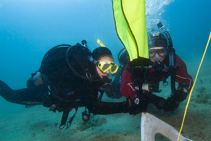 divers using a lift bag search and recovery course