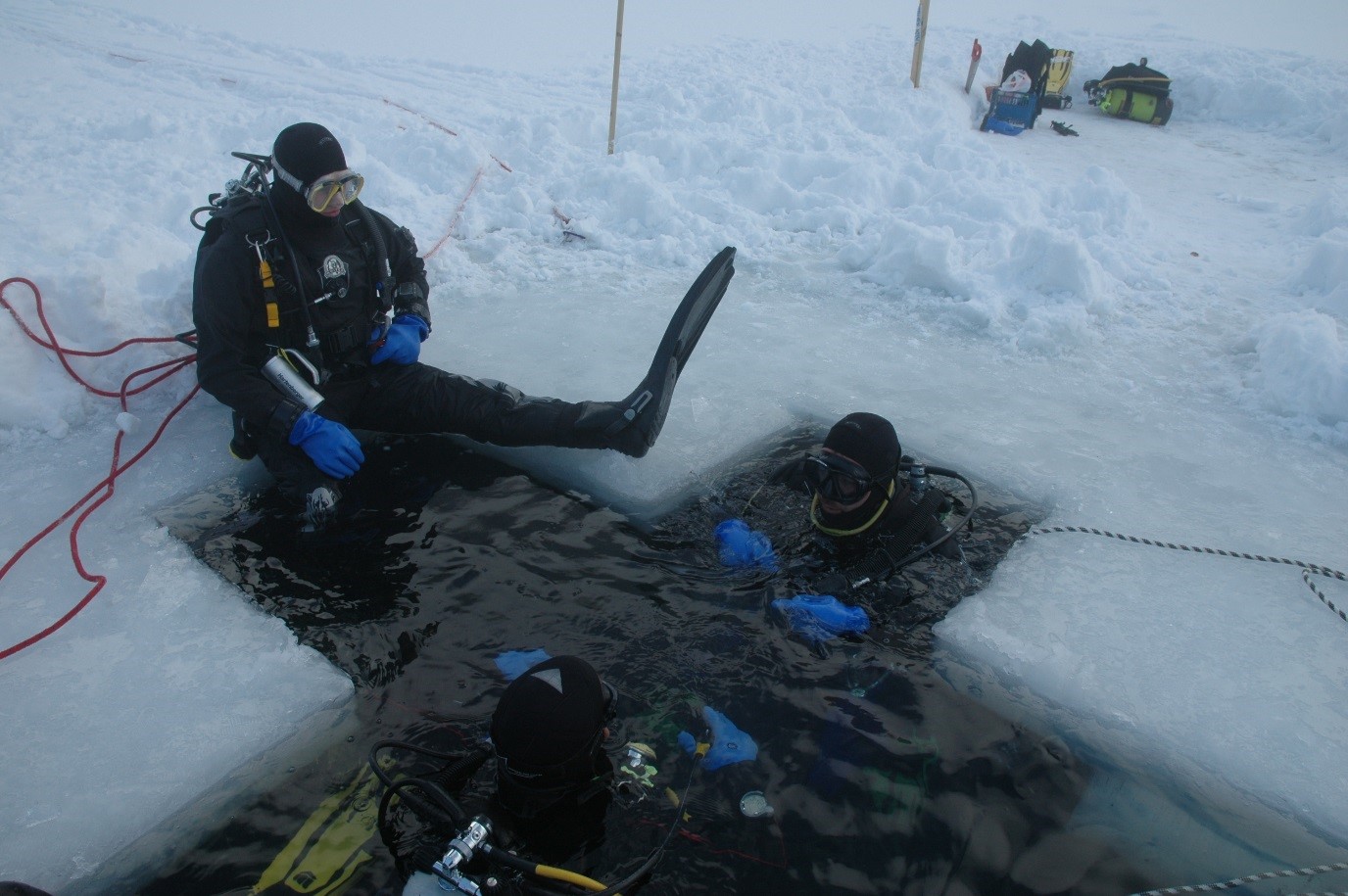 ice_diving_hole_in_ice
