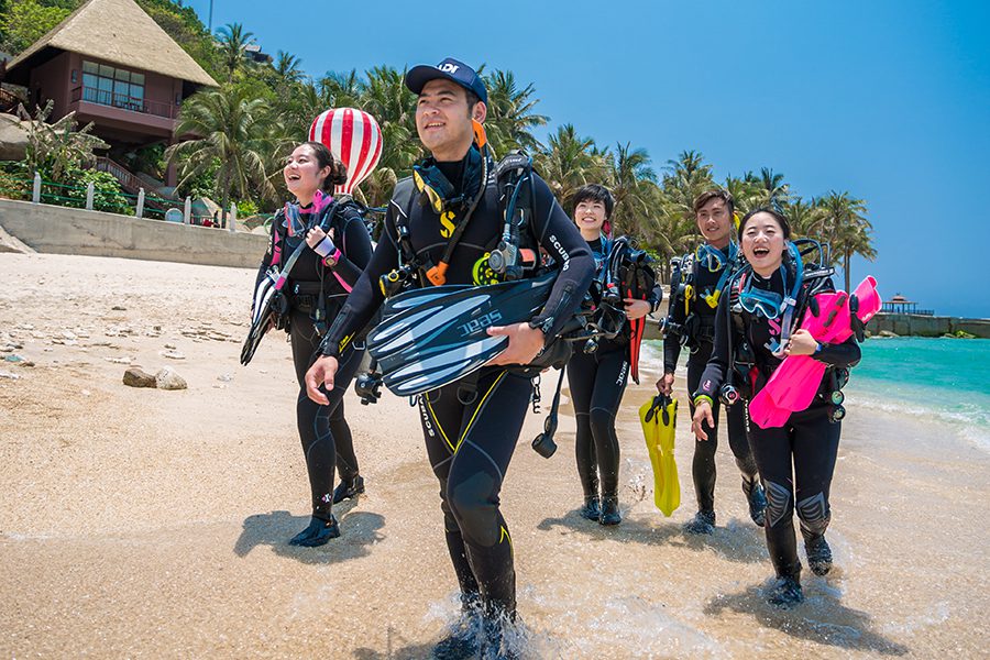 How to Become a Divemaster
