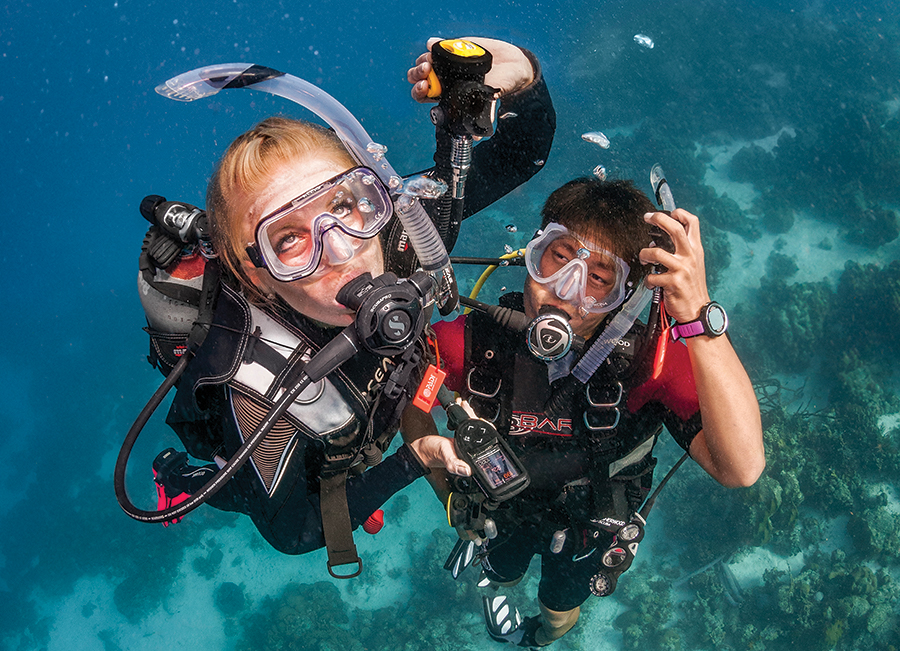 PADI divemaster working with students