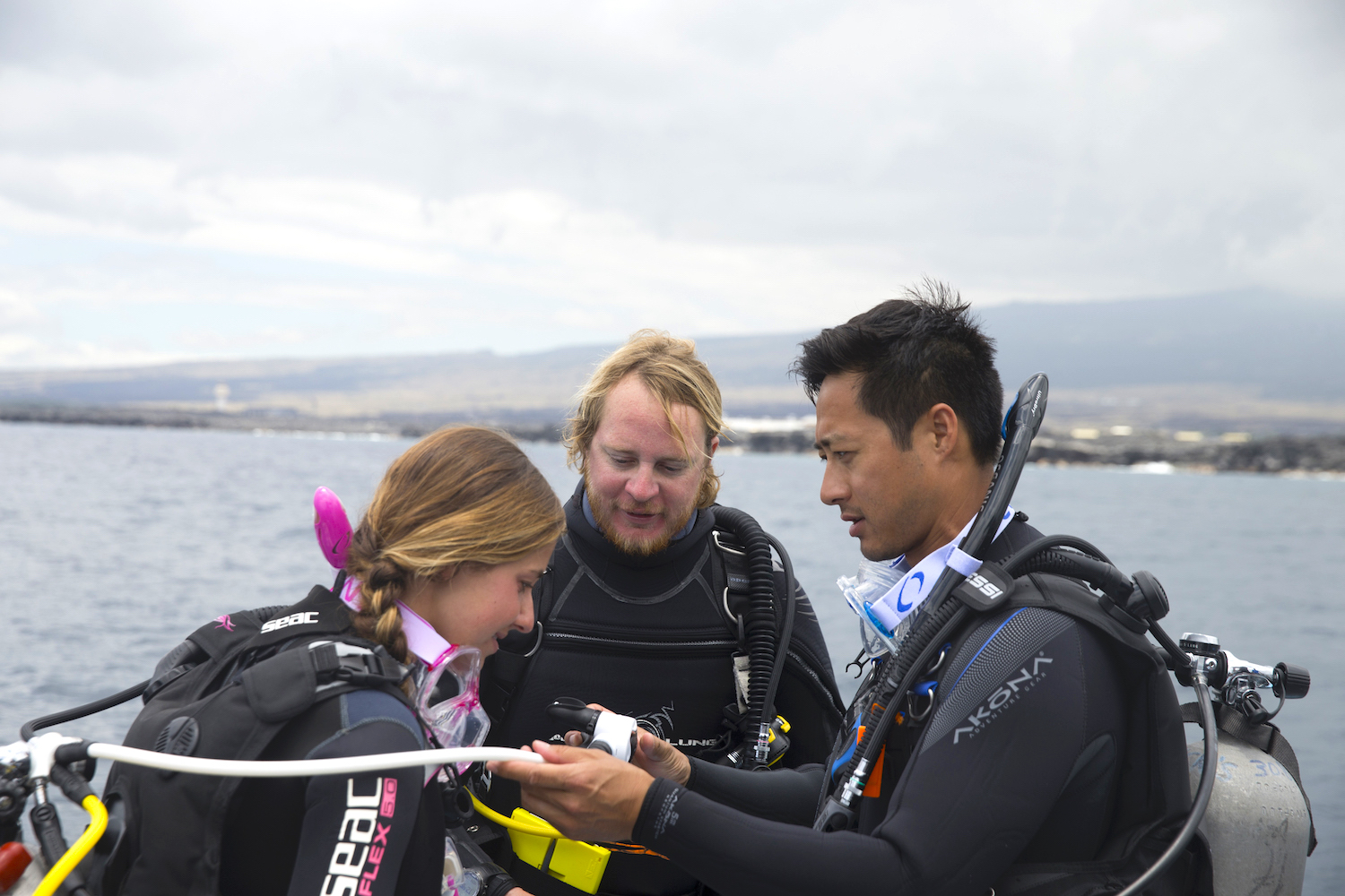 PADI rescue divers do a buddy check