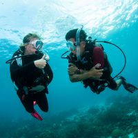 hand signal from one diver to another