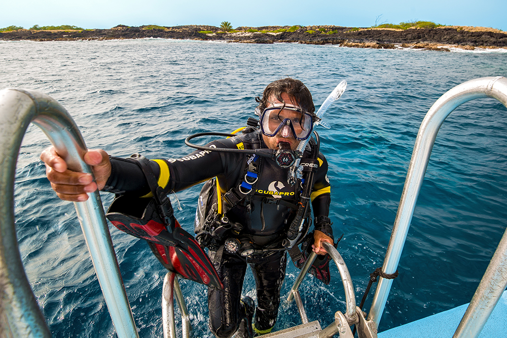 Hawaii - Diver - Scuba - Getting out of water - Boat Diver