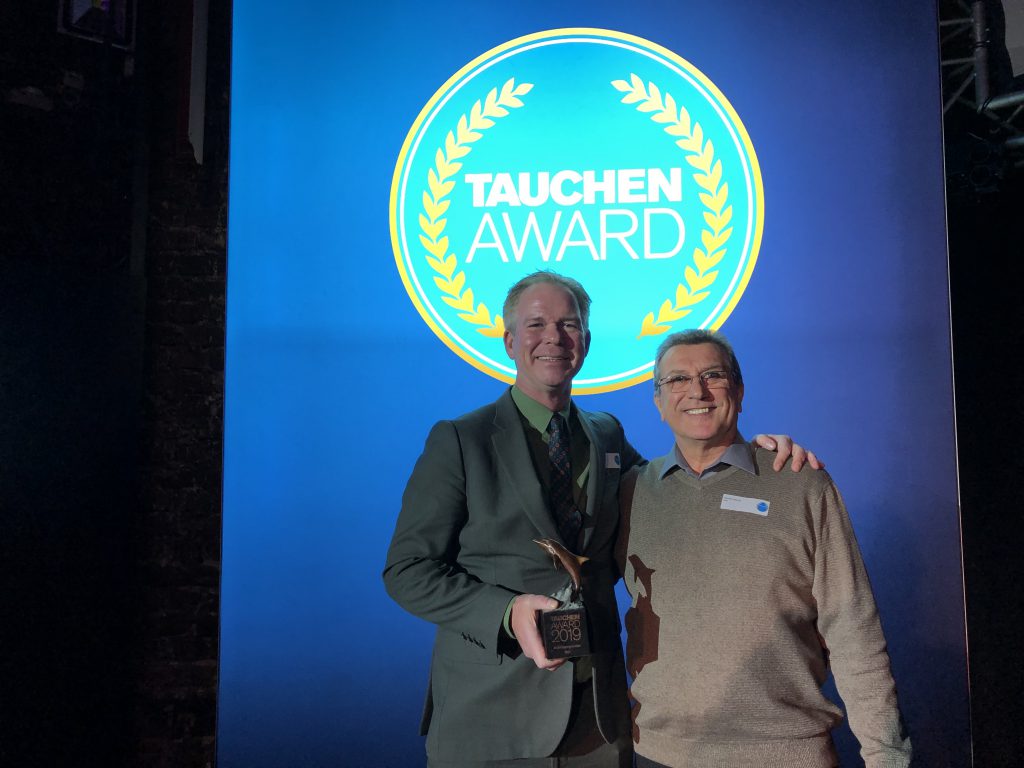 Mark Spires collecting TAUCHEN Award