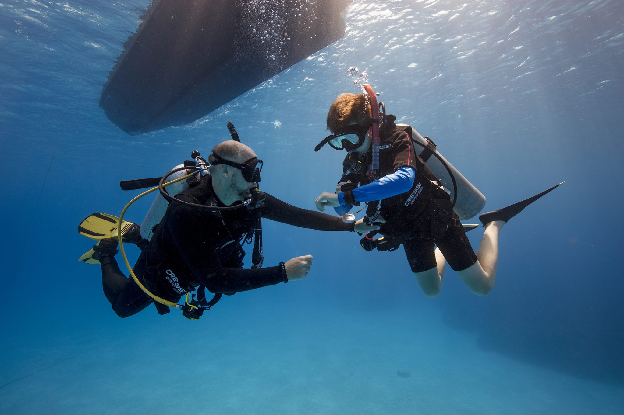 Build scuba skills to remove fear two divers descending