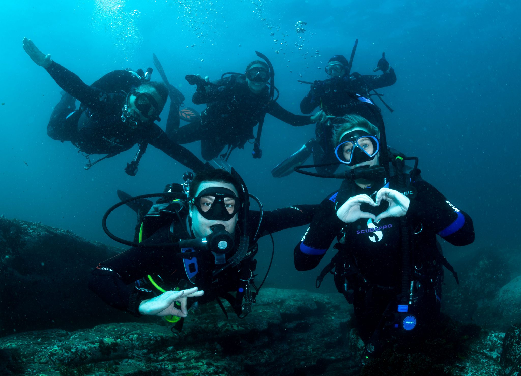 friends on a dive trip - how to find dive buddies