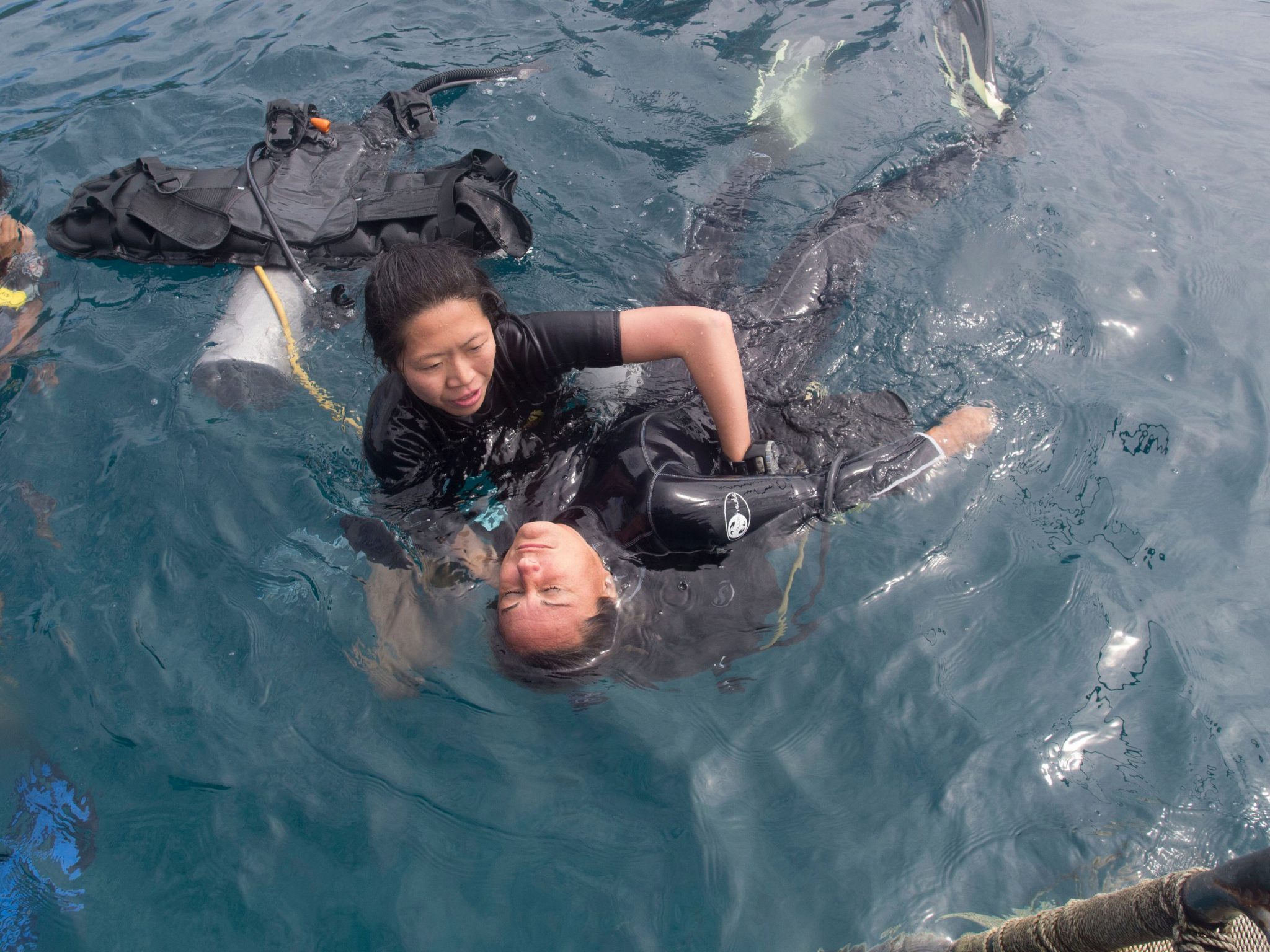 Eine Taucherin bei einer Rettung an der Oberfläche Rescue Diver