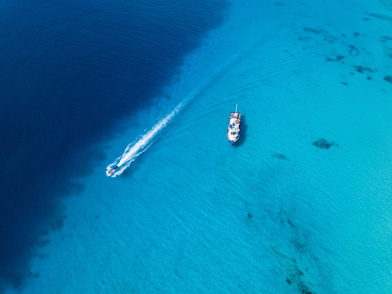 scuba diving boat in turks and caicos