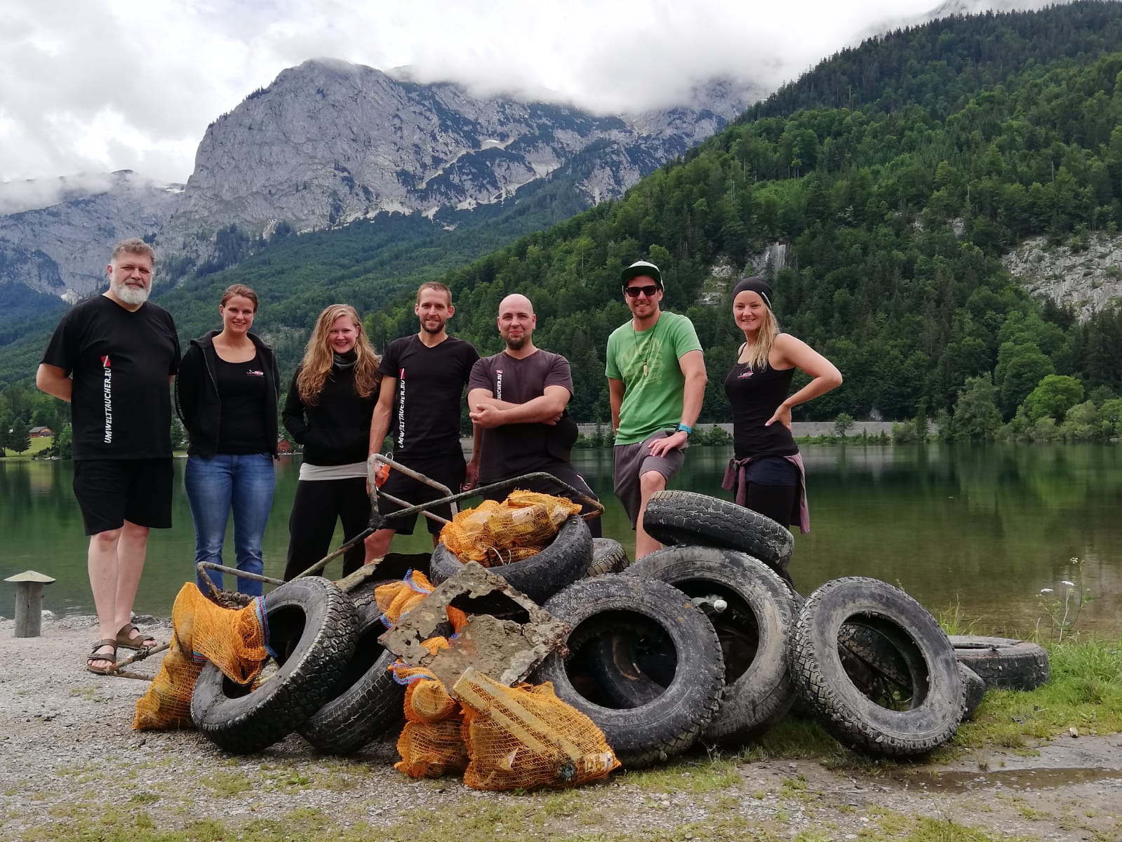 Gruppenbild von Tauchern, die Meeresmüll aus einem örtlichen See gesammelt haben