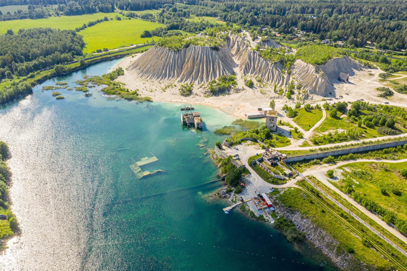 Een foto van Rummu onderwatergevangenis, een van de unieke duiklocaties in Estland