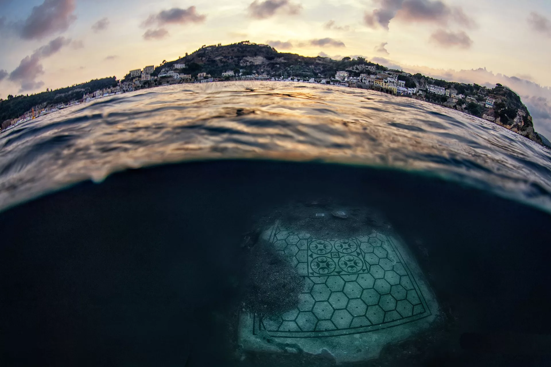 um antigo piso de mosaico debaixo d'água na Itália