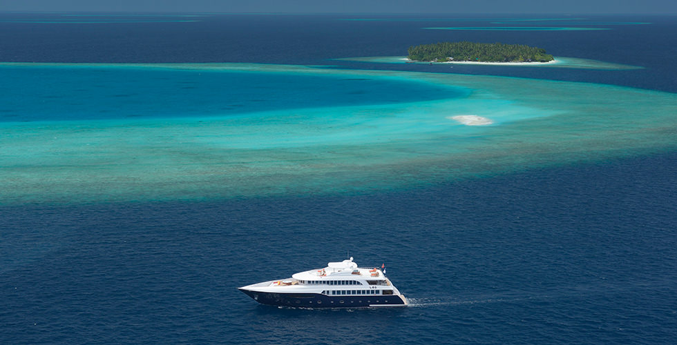 liveaboard boat in the Maldives tips