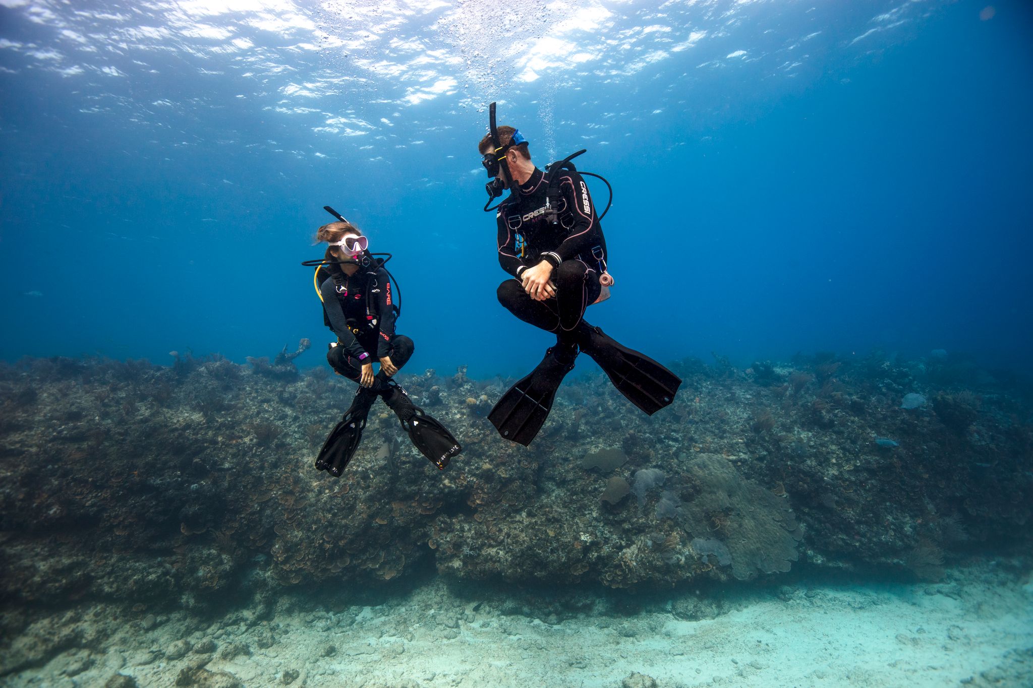 Two divers hovering with good buoyancy, which helps air consumption and is possible by having the proper weighting for diving