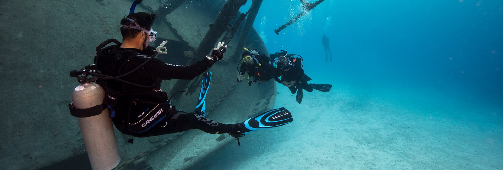 What Is the Difference Between a PADI Divemaster and a PADI Instructor?