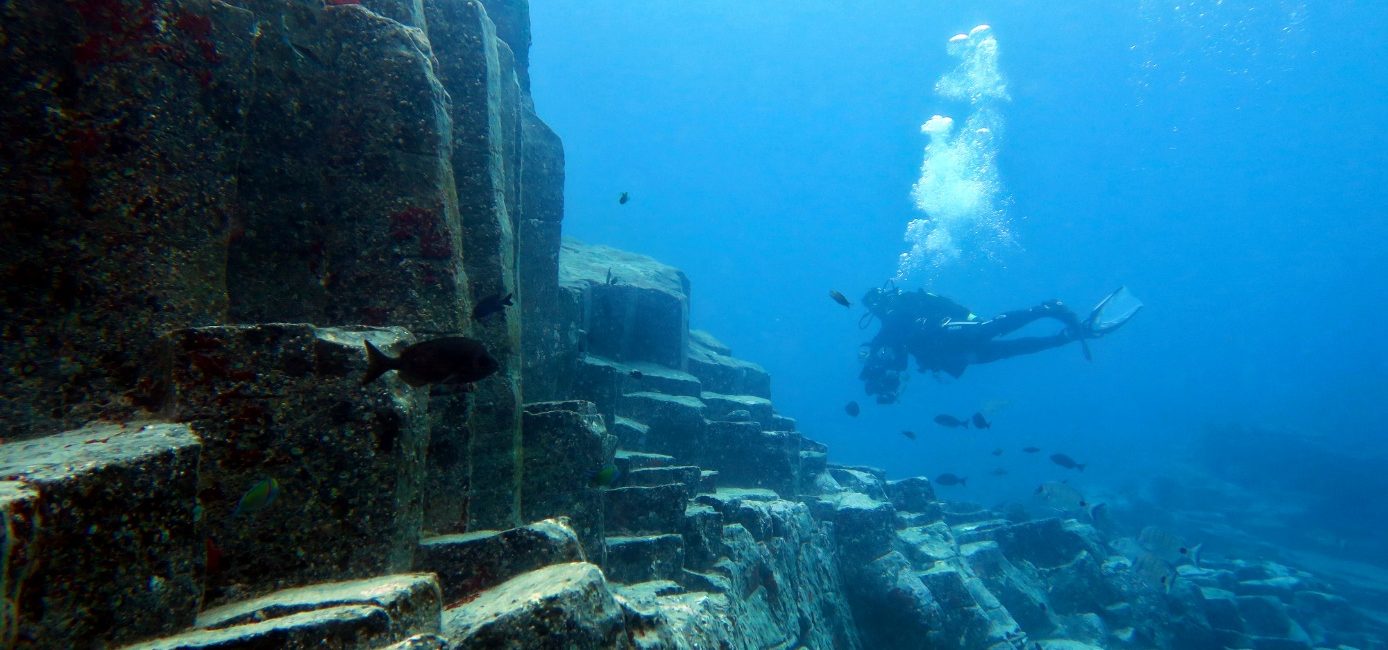 Plongée sur une chaussée des géants subaquatique à Tenerife