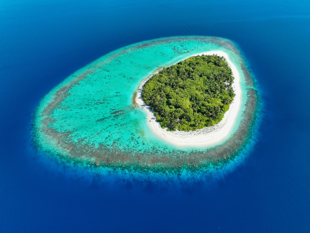 an island in Huvadhu atoll in the Maldives