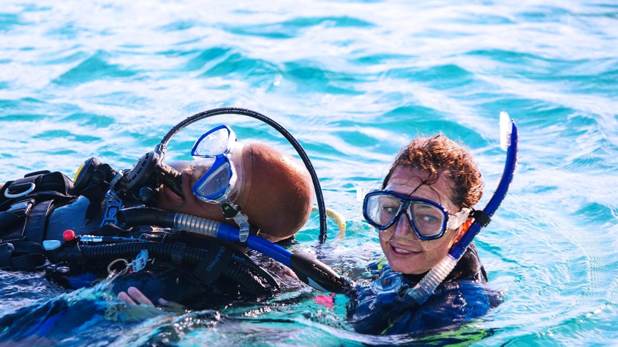 A small female diver rescues a larger male diver during the Rescue Diver course