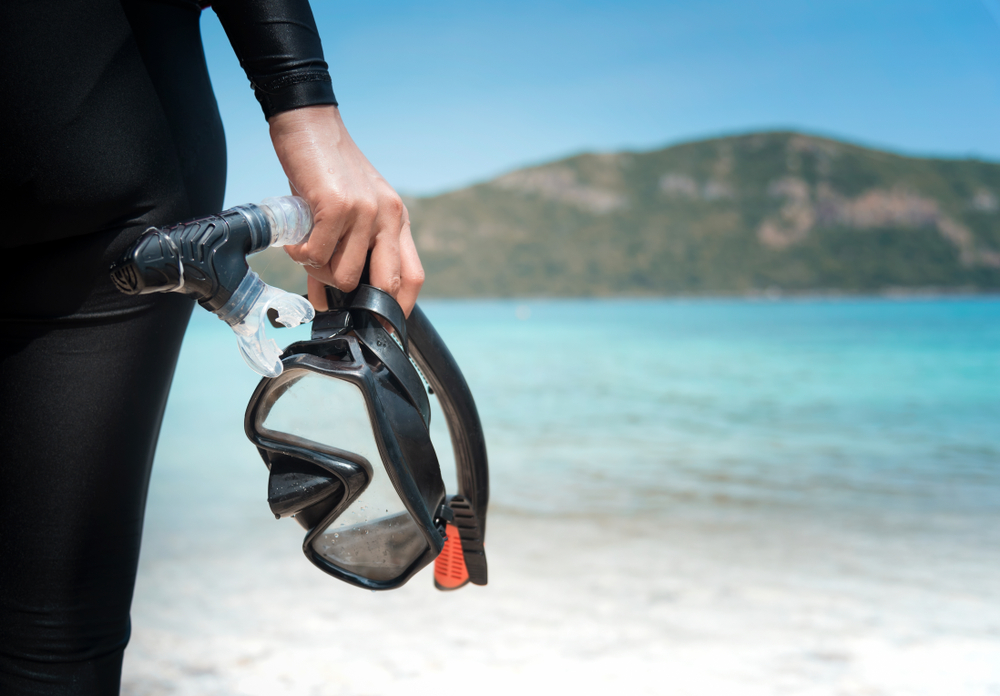 scuba diving with contacts diver holding mask