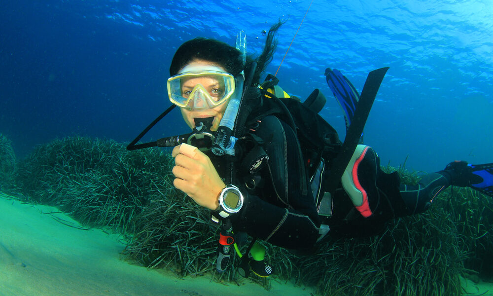 นี่คือการฝึกเป็นได๊พ์มาสเตอร์ (Divemaster) หญิง