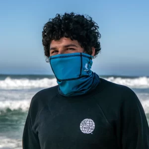 man wearing the PADI Manta Ray Recycled Plastic Gaiter in front of the ocean