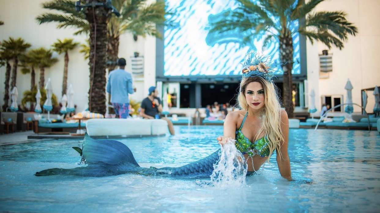 Pro Mermaid @themermaidelle in a Hotel Pool