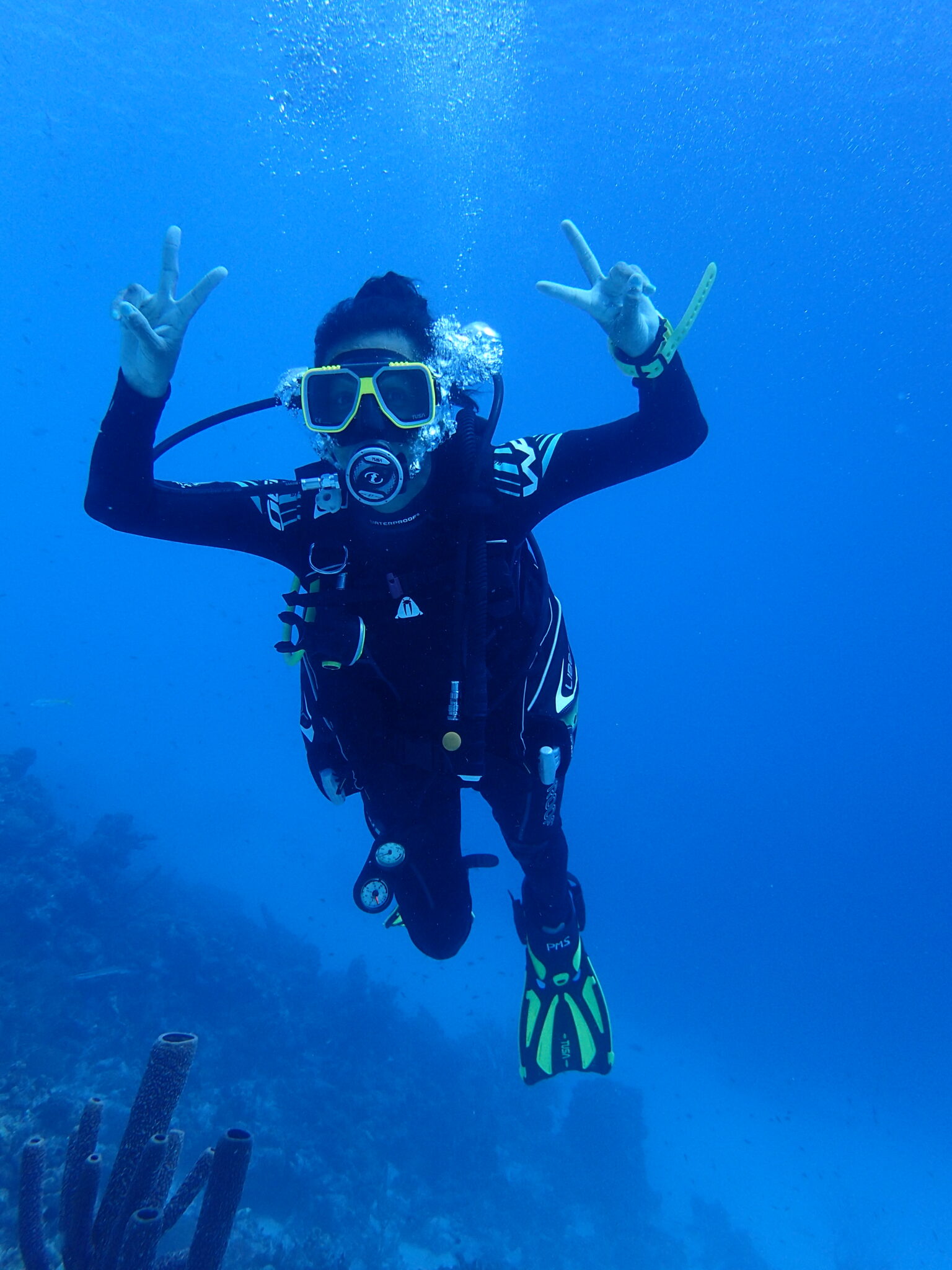 Ana Vigo holds up two peace signs while diving