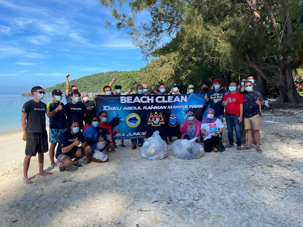 volunteers standing with a banner dive with padi eco center