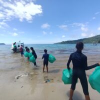 volunteers removing trash from the ocean dive with padi eco center