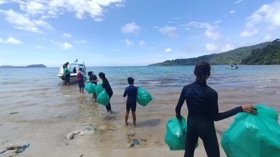 volunteers removing trash from the ocean dive with padi eco center