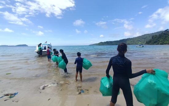 volunteers removing trash from the ocean dive with padi eco center