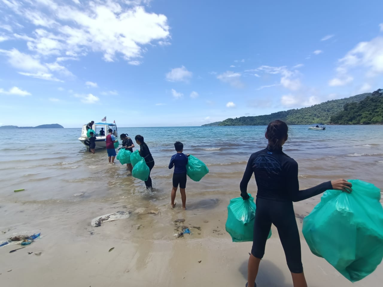 volunteers removing trash from the ocean dive with padi eco center