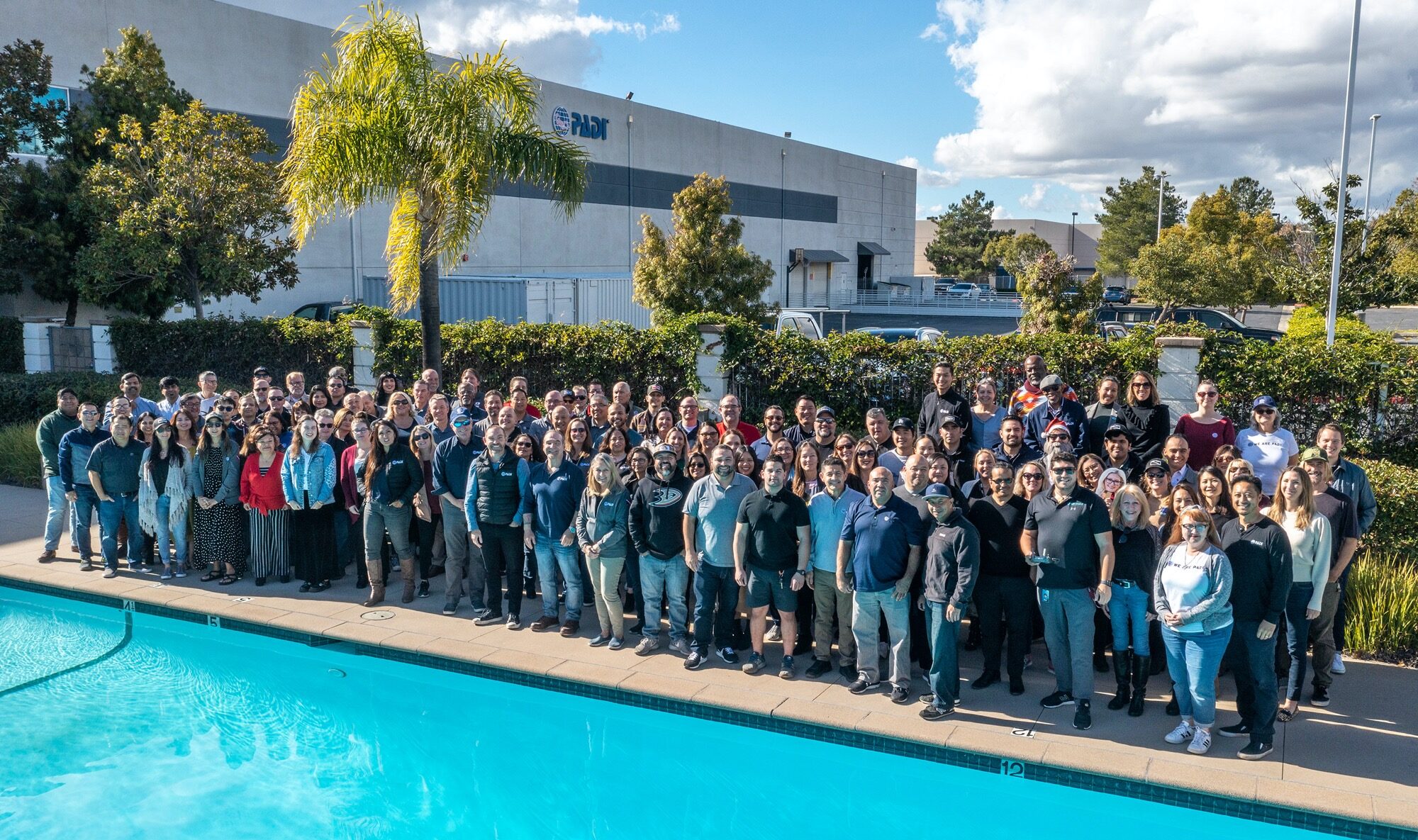 캘리포니아에 있는 PADI 사무실 외부의 PADI 아메리카(PAM) 스태프 팀