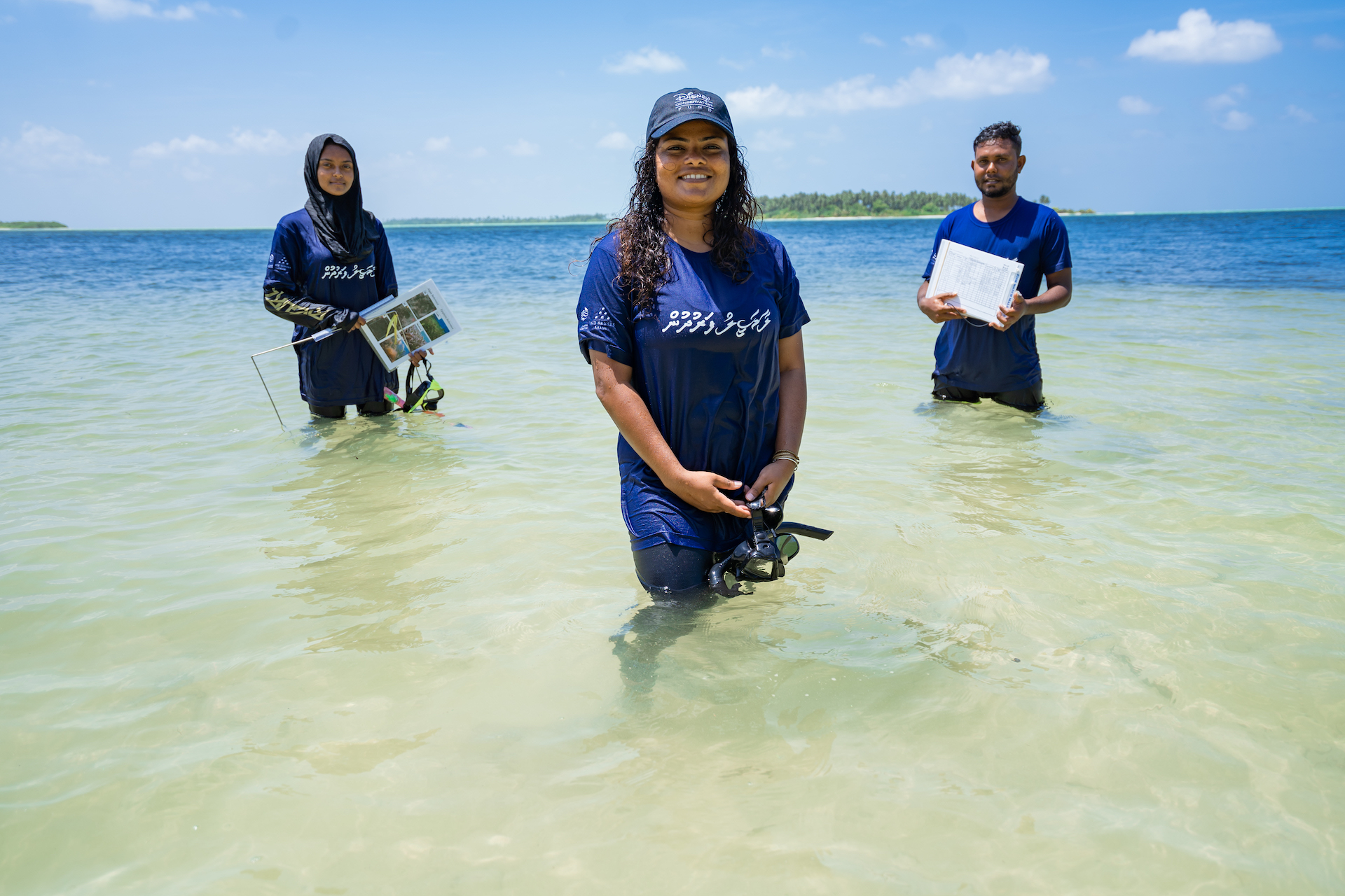 Shaha Hashim guides citizen scientists doing ocean surveys