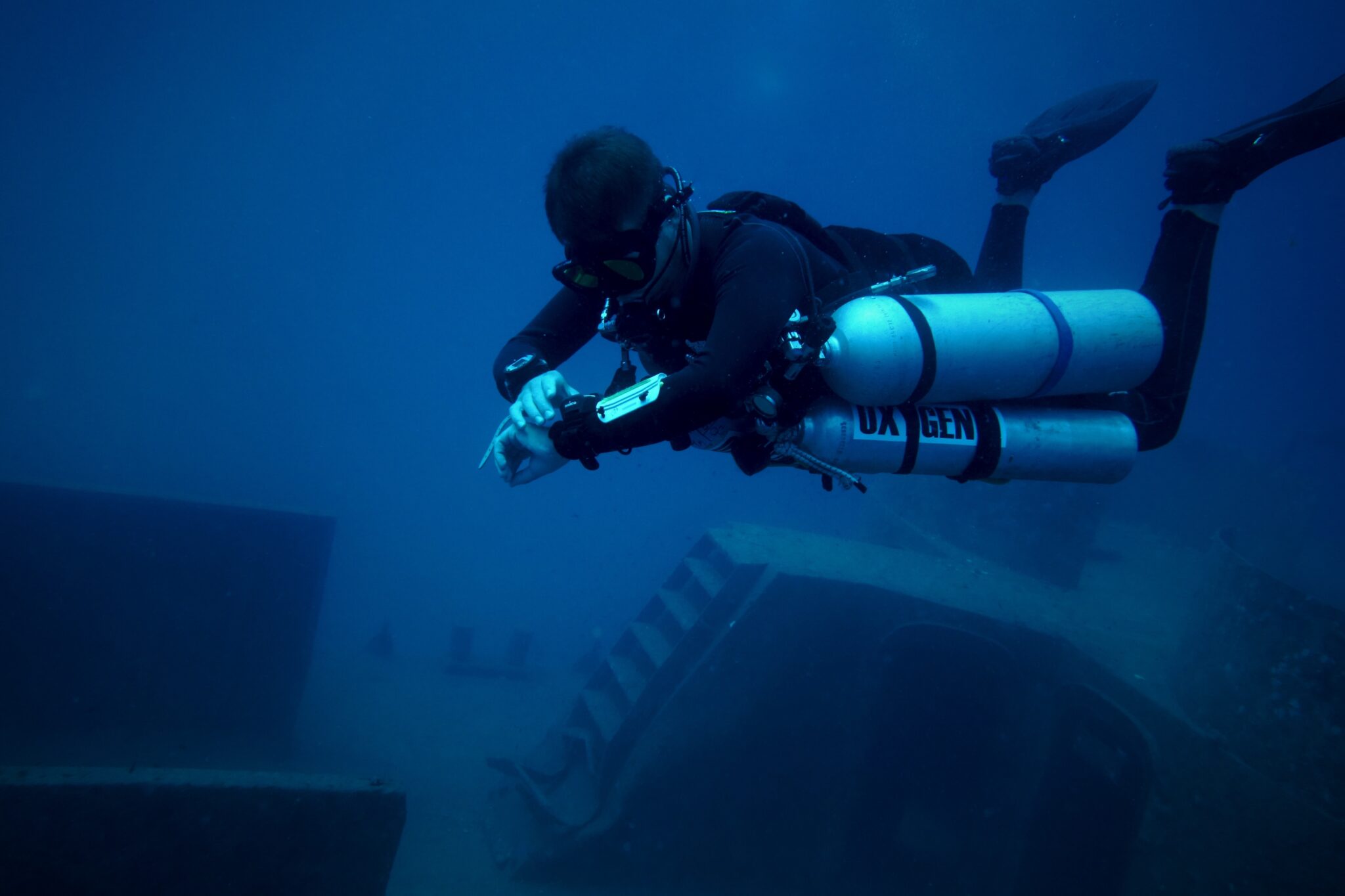 tec diver underwater sidemount