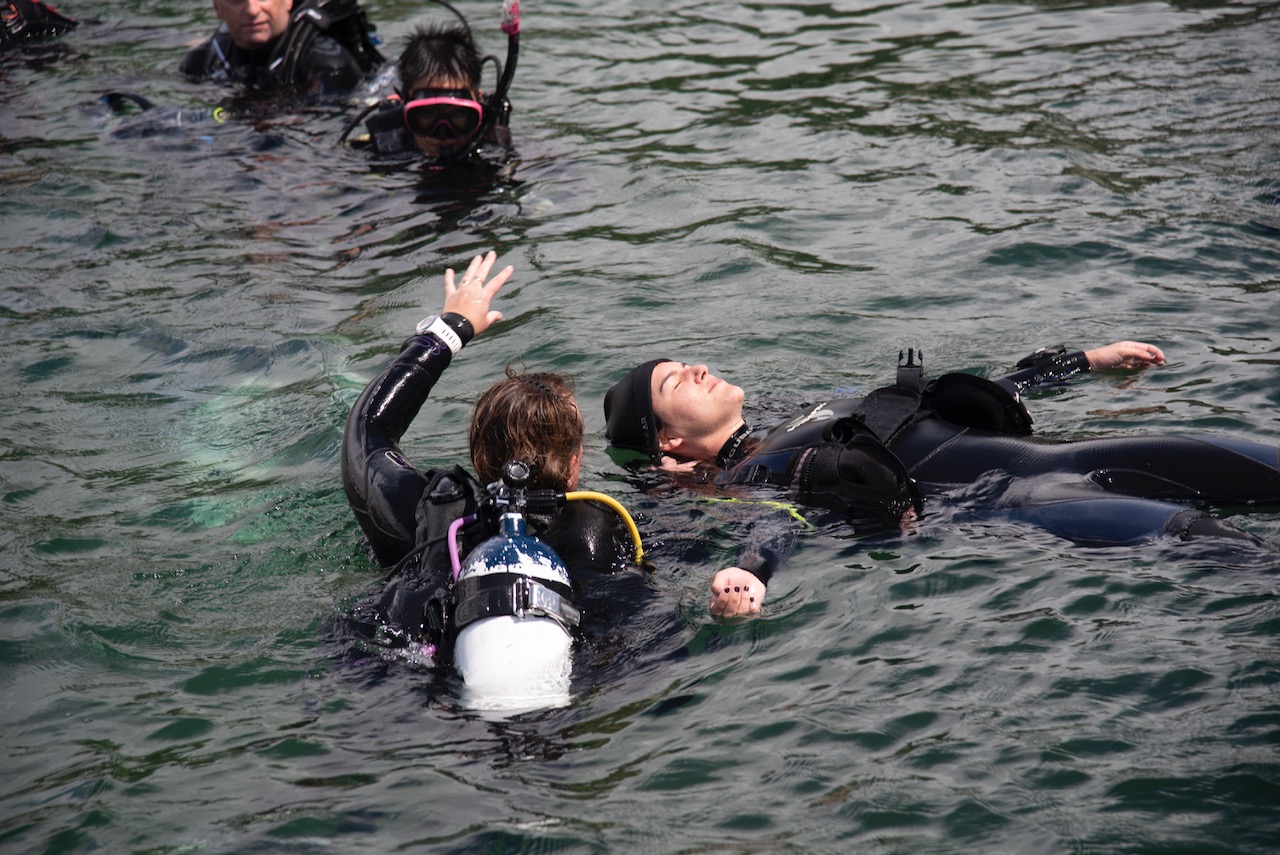two divers demonstrate rescue exercise 7