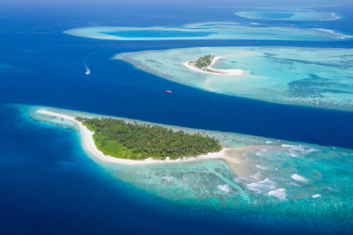 上空から見たモルディブ環礁の小さな熱帯の島