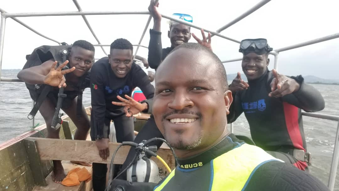 Os mergulhadores do Rwenzori Scuba e a equipe do Salvage tiram uma selfie em um barco