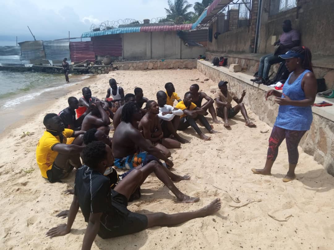 Mergulhadores do Rwenzori Scuba e equipe de salvamento dão uma palestra na praia